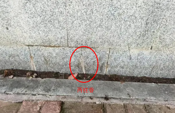 痛心！母女在幼儿园门口被撞身亡，肇事司机蹲地上大哭